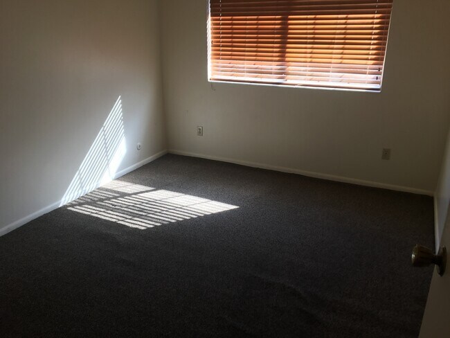 Building Photo - Cozy 2 Bedroom Apartment