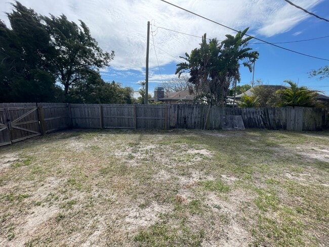 Building Photo - Corner Lot close to US 19