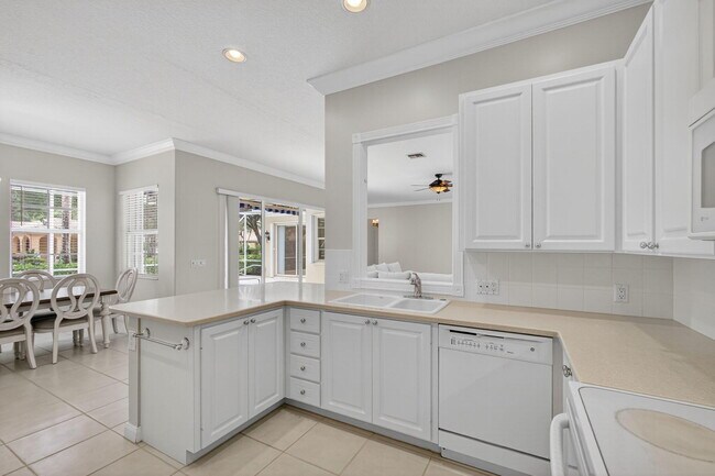 Building Photo - 121 Savona Dr