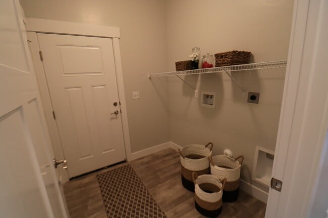 Building Photo - 3 Bedroom 2 Bathroom Condo in Vineyard!