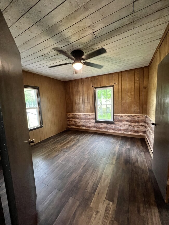 Building Photo - 405 S Skaggs Rd
