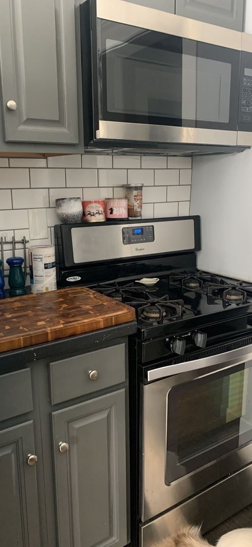 Building Photo - 223 E 9th St