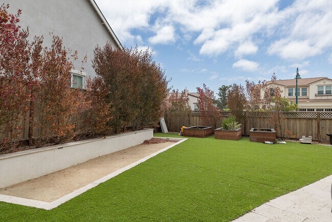 Building Photo - 589 Bluffs Dr
