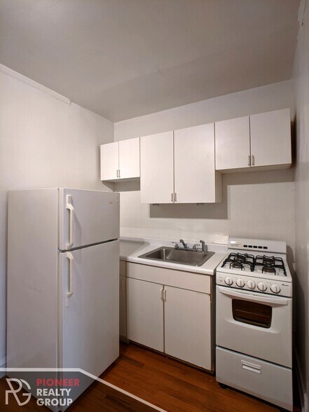 Building Photo - 546 W Wellington Ave
