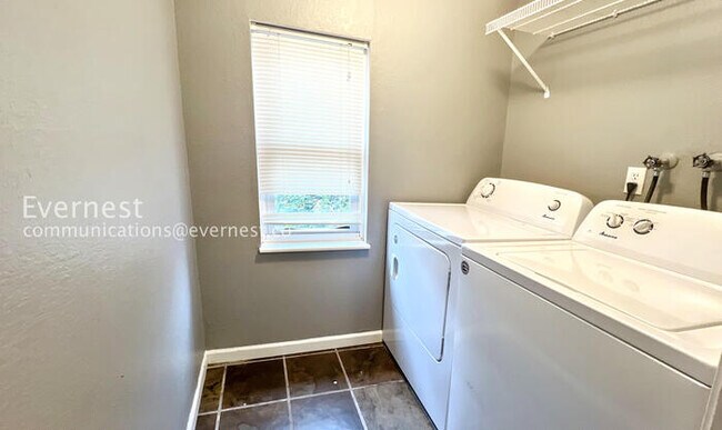 Building Photo - 309 SW Richwood Ln