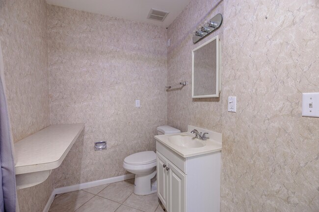 Building Photo - 527 W Jasmine Dr