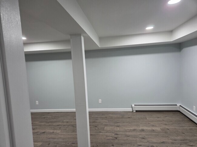 Building Photo - 14 Sugar St