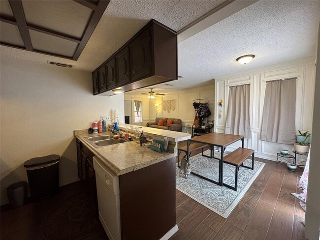 Building Photo - 2900 Lovell Dr