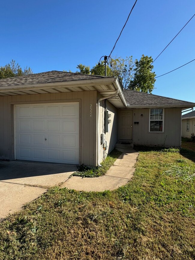 Primary Photo - 2 Bed | 1 Bath | 1 Car Garage! 900 sqft ho...