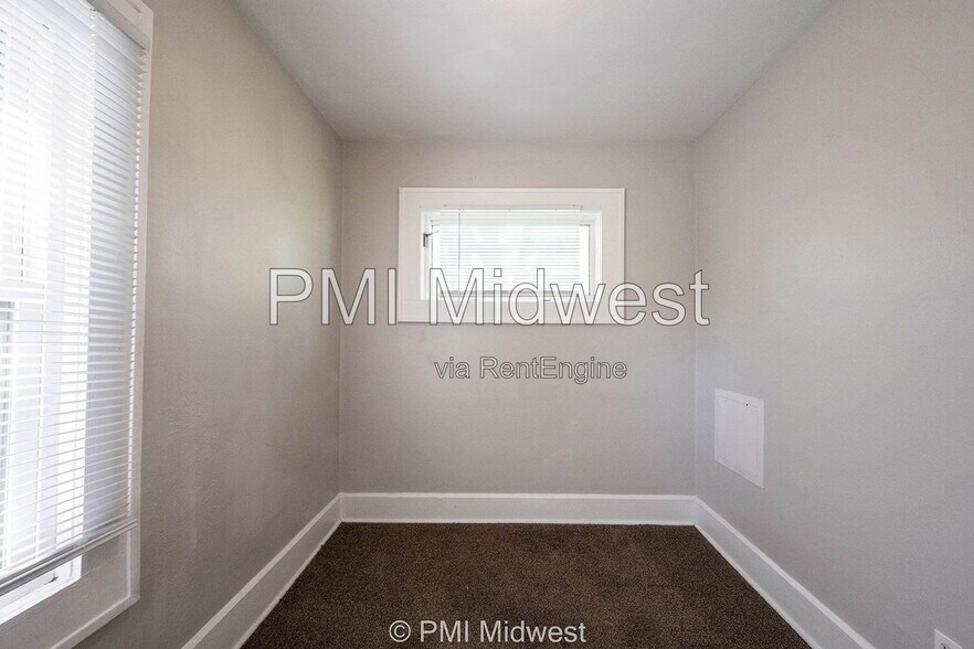 Building Photo - 411 W 40th St
