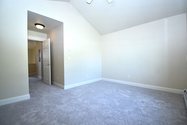 Building Photo - Fantastic end unit condo in Westgate subdi...