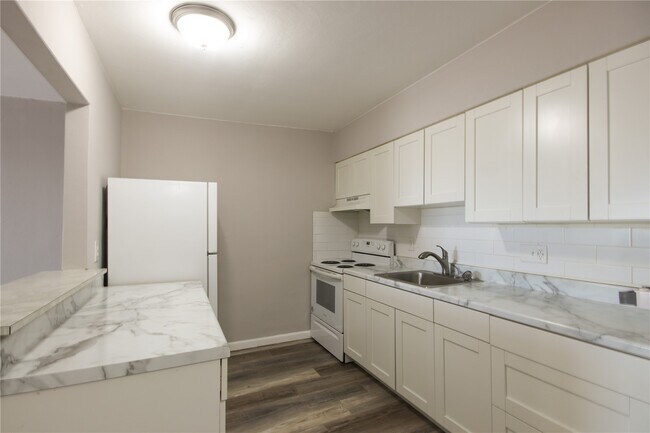 Building Photo - 4770 Kings Dr
