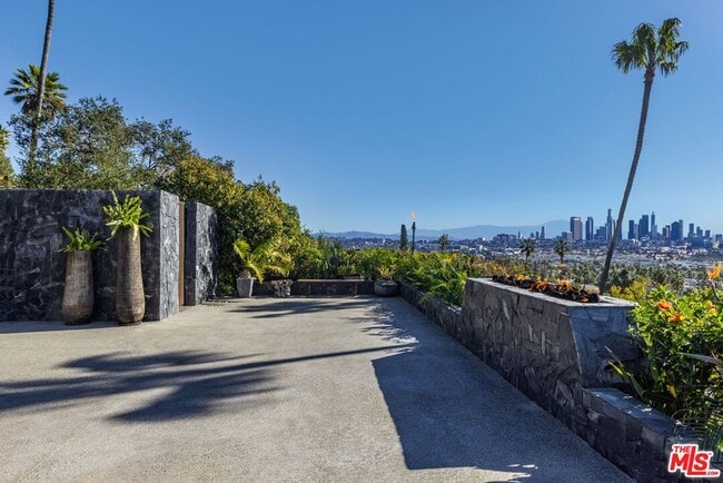 Building Photo - 1851 N Stanley Ave