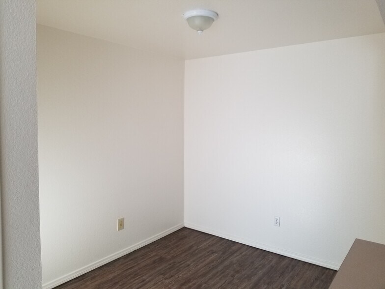 Building Photo - 8070 W Russell Rd