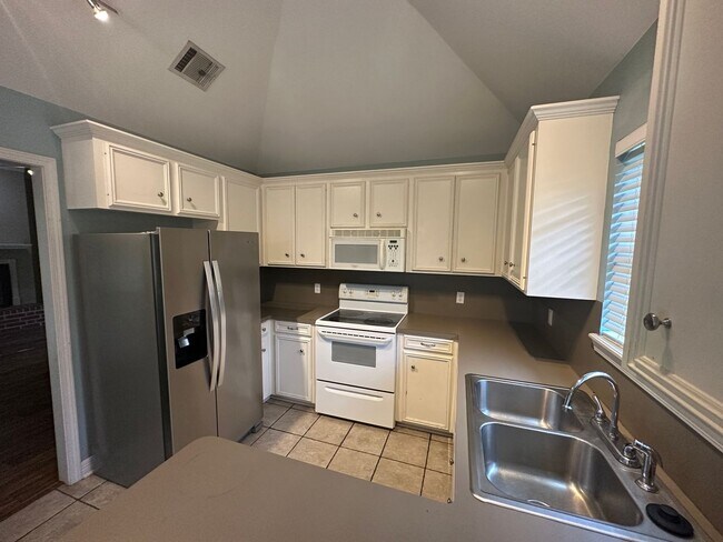 Building Photo - Large 3 Bedroom Blanchard Home