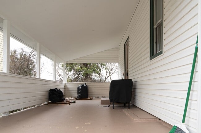 Building Photo - AVAILABLE JULY 1ST!! DON'T MISS this FANTASTIC home in a PRIME LOCATION!