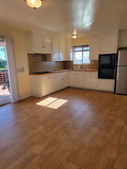 Building Photo - 1136 Larkspur Ln