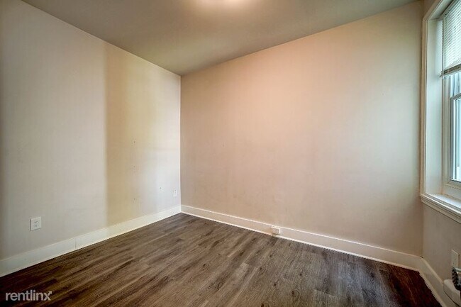 Building Photo - 1 br, 1 bath Townhome - 655 E Wishart St