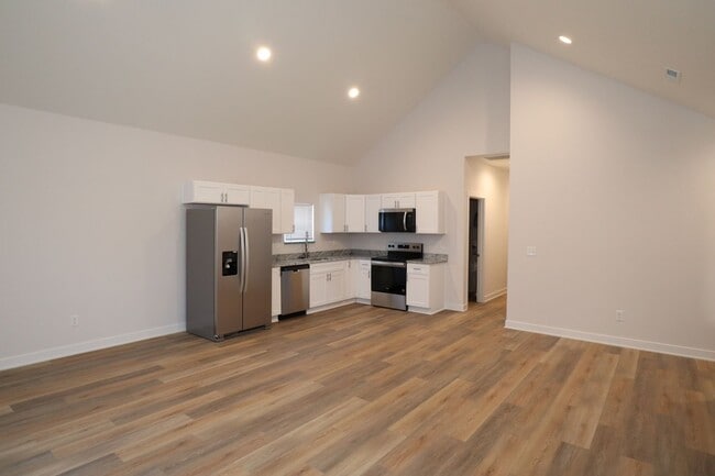 Building Photo - 3 Bedroom Upstairs Duplex in Near Eastside!