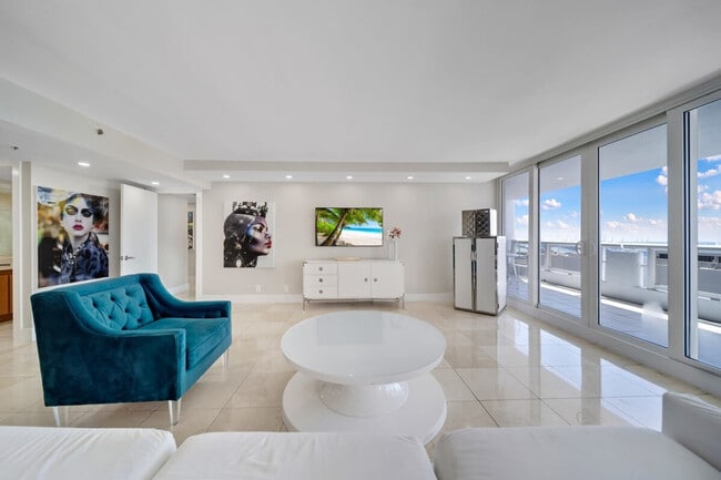 Building Photo - 1717 N Bayshore Dr