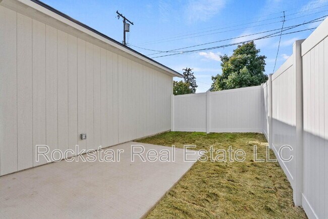 Building Photo - 1817 W Chelan Ave