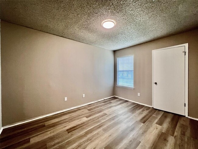 Building Photo - 6101 Woodhue Dr