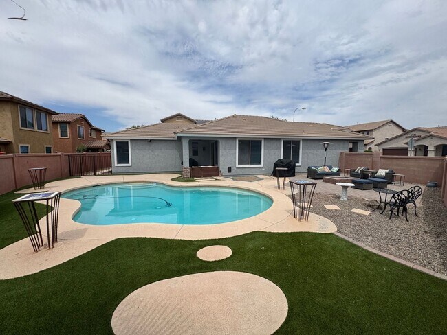 Building Photo - 4133 E Cherry Hills Dr