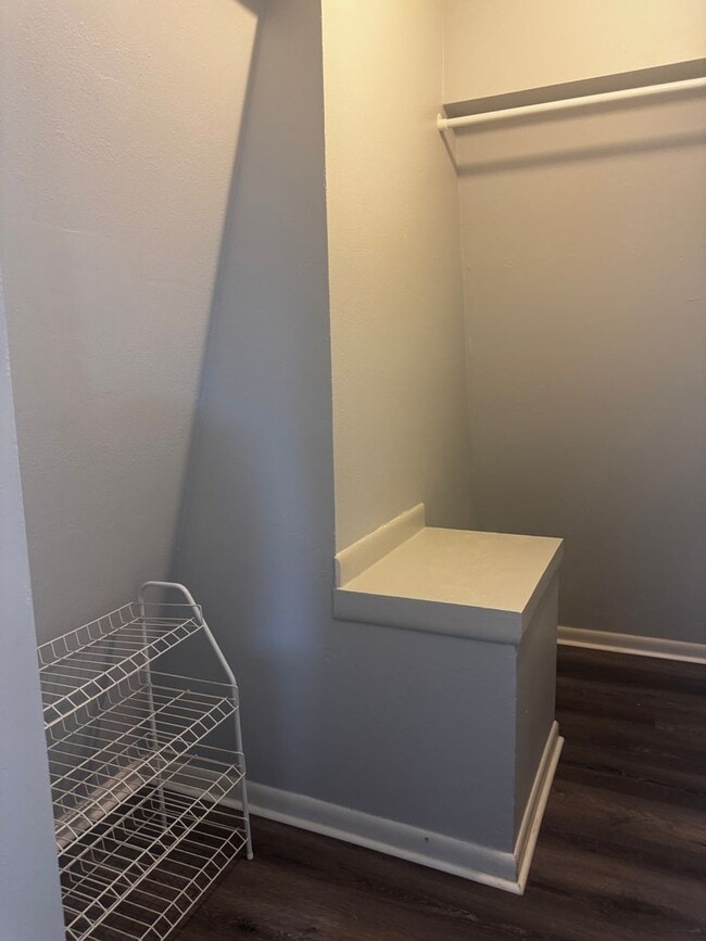 Building Photo - Spacious & Beautifully Updated Townhome in a Prime Location!