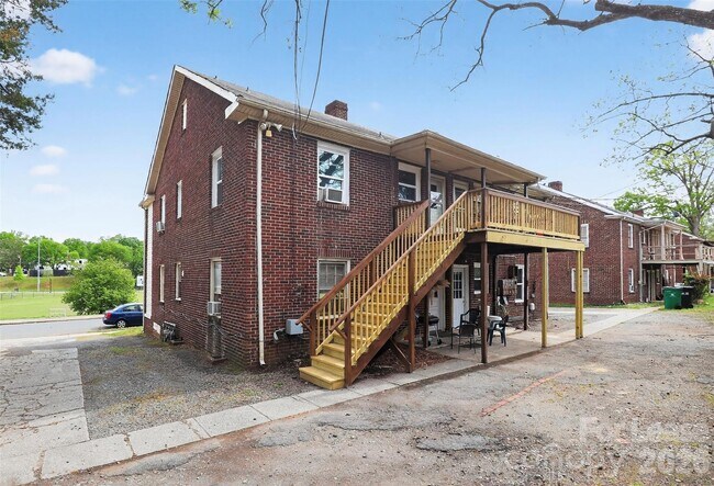 Building Photo - 1418 Park Dr