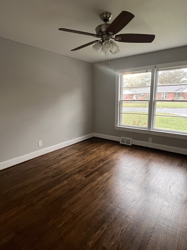 Living room - 114 N Meade St