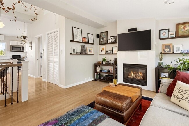 Building Photo - 2Bd/1.25Ba Seattle Townhouse