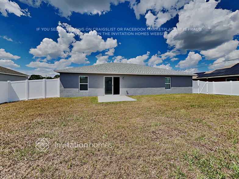 Building Photo - 851 SW Paar Dr