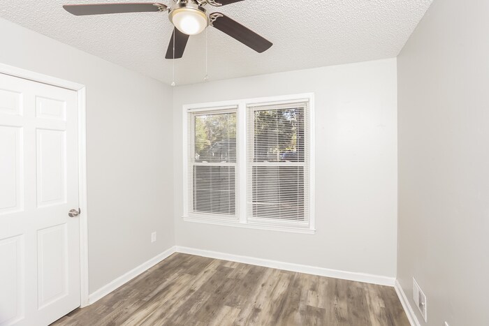 Building Photo - 140 Little Hampton Dr