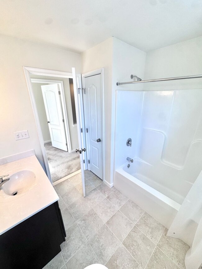 Building Photo - THREE BEDROOM TOWNHOME- PARKLAND SCHOOLS!