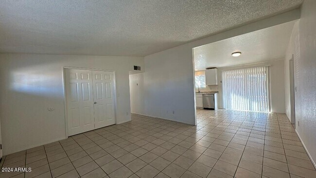 Building Photo - 3850 Blackbird Dr