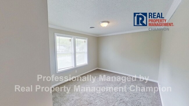 Building Photo - Beautifully Updated with Fenced Yard and O...