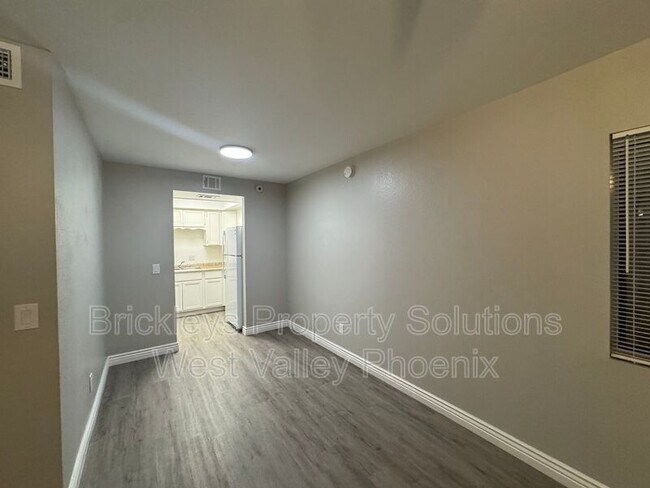 Building Photo - 17 E Ruth Ave