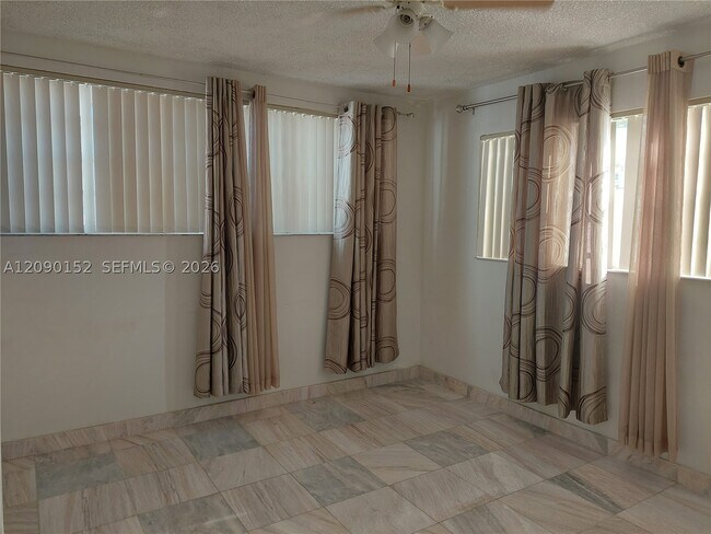 Building Photo - 1333 E Hallandale Beach Blvd