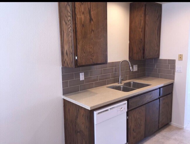 Building Photo - 9515