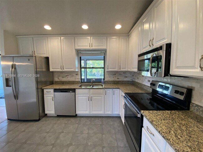 Building Photo - 371 SE Fairchild Ave