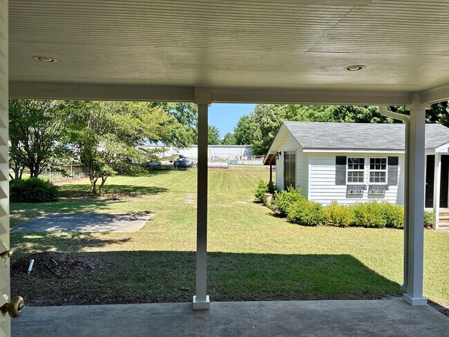 Building Photo - Adorable 2 Bedroom Home in the Heart of Nashville!