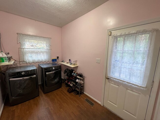 Building Photo - Spectacular 3 Bed 3.5 Bath Brick Home in Scenic Riverview Estates