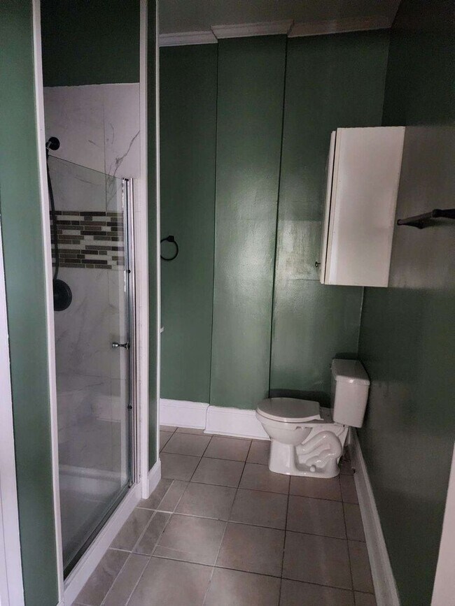 Building Photo - 2 Bedroom 2 bath house 1850 Square Foot!! Lots of Room!!