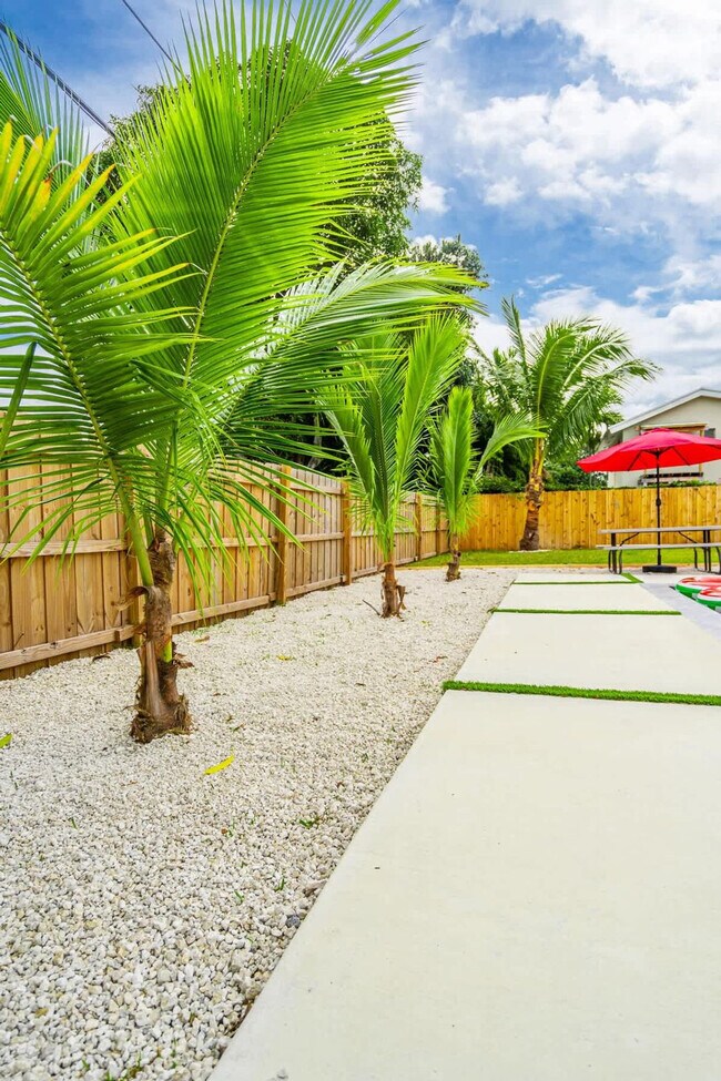 Building Photo - 17621 NE 7th Ave