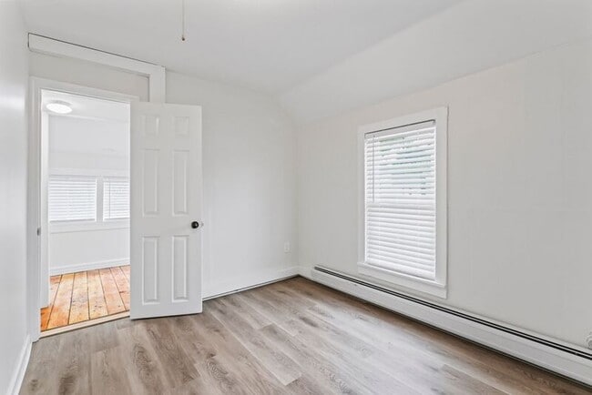 Building Photo - 2 New St