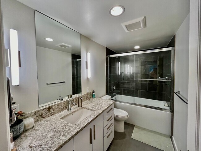 Building Photo - Spacious 5 Bed 3 Bath Home with In-Law Suite and huge yard in Olympic Hills