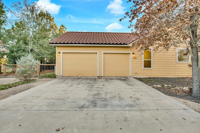 Building Photo - 118 N Buckhorn Dr