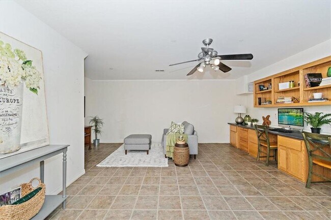 Building Photo - 3 Bedroom + Bonus Room End Unit Townhome