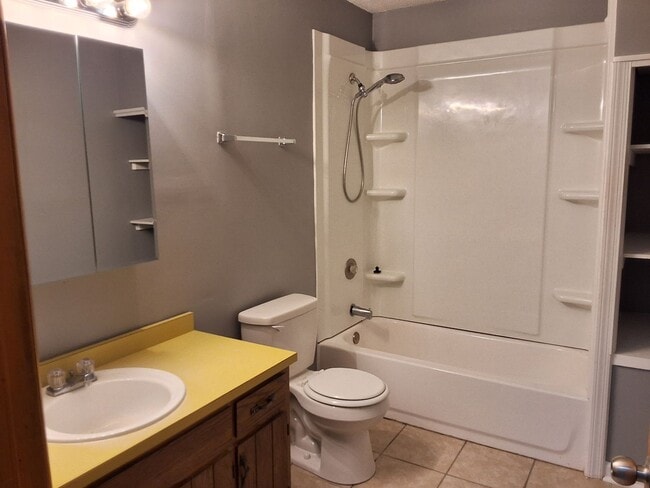 Building Photo - Comfy 2 Bedroom, 2 Bath Duplex located in ...