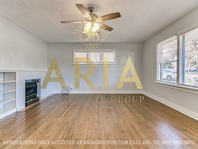 Building Photo - COMING SOON! 2 Bed/2 Bath Duplex Super Clo...